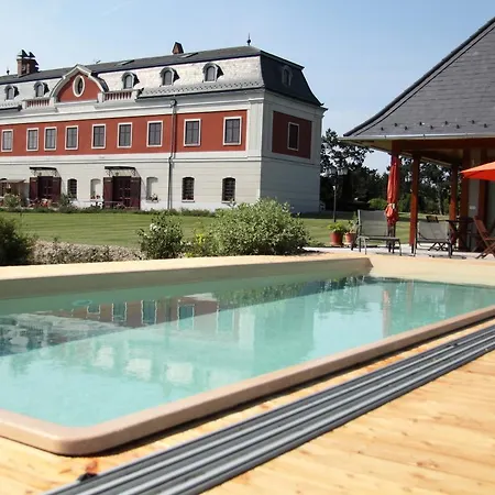 Voeroes Kastely Kunbaracs