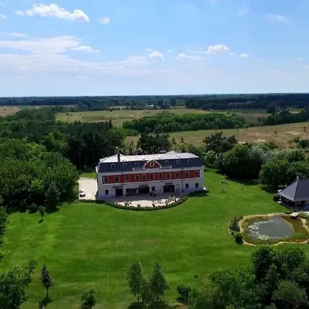 Voeroes Kastely * Kunbaracs