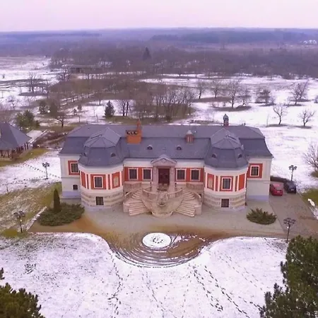 Voeroes Kastely Pensiune Kunbaracs