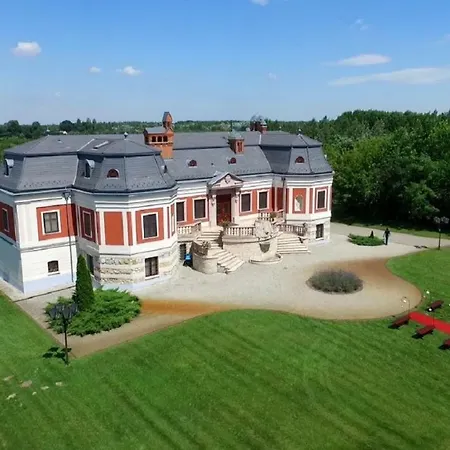 Voeroes Kastely Kunbaracs