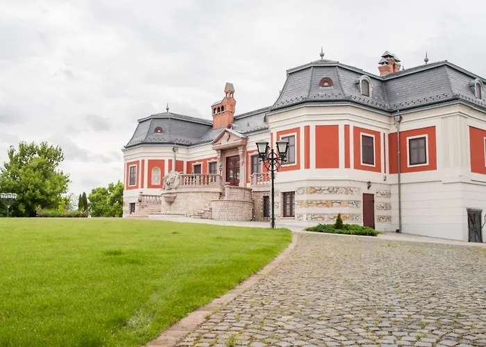 Guest house Voeroes Kastely *