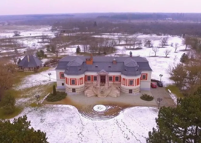 Voeroes Kastely Guest house Kunbaracs